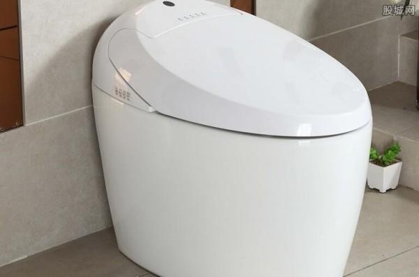 也出现了智能坐便器,很受大家的喜欢,智能坐便器是一种新型的卫浴产品